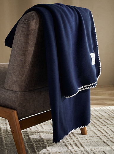 Contrasting trim polar fleece throw 130 x 180&nbsp;cm