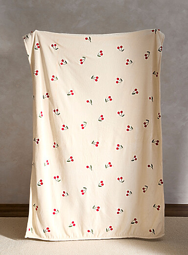 Simons Maison: Le jet&eacute; douce peluche cerises brod&eacute;es 130 x 180 cm &Eacute;cru &agrave; motifs