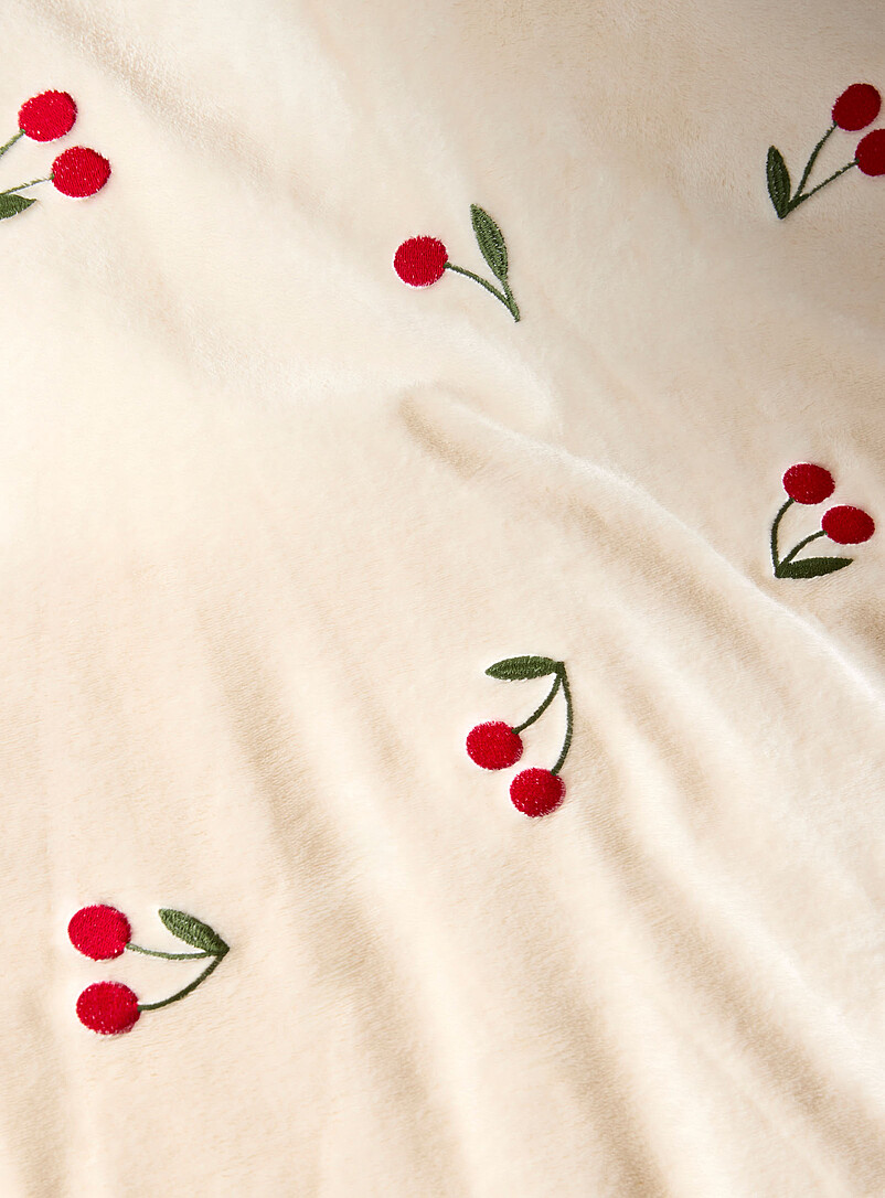 Simons Maison: Le jet&eacute; douce peluche cerises brod&eacute;es 130 x 180 cm &Eacute;cru &agrave; motifs