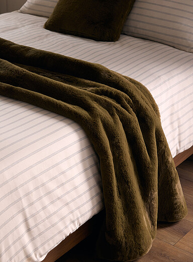 Ultra-soft faux-fur throw 130 x 160 cm