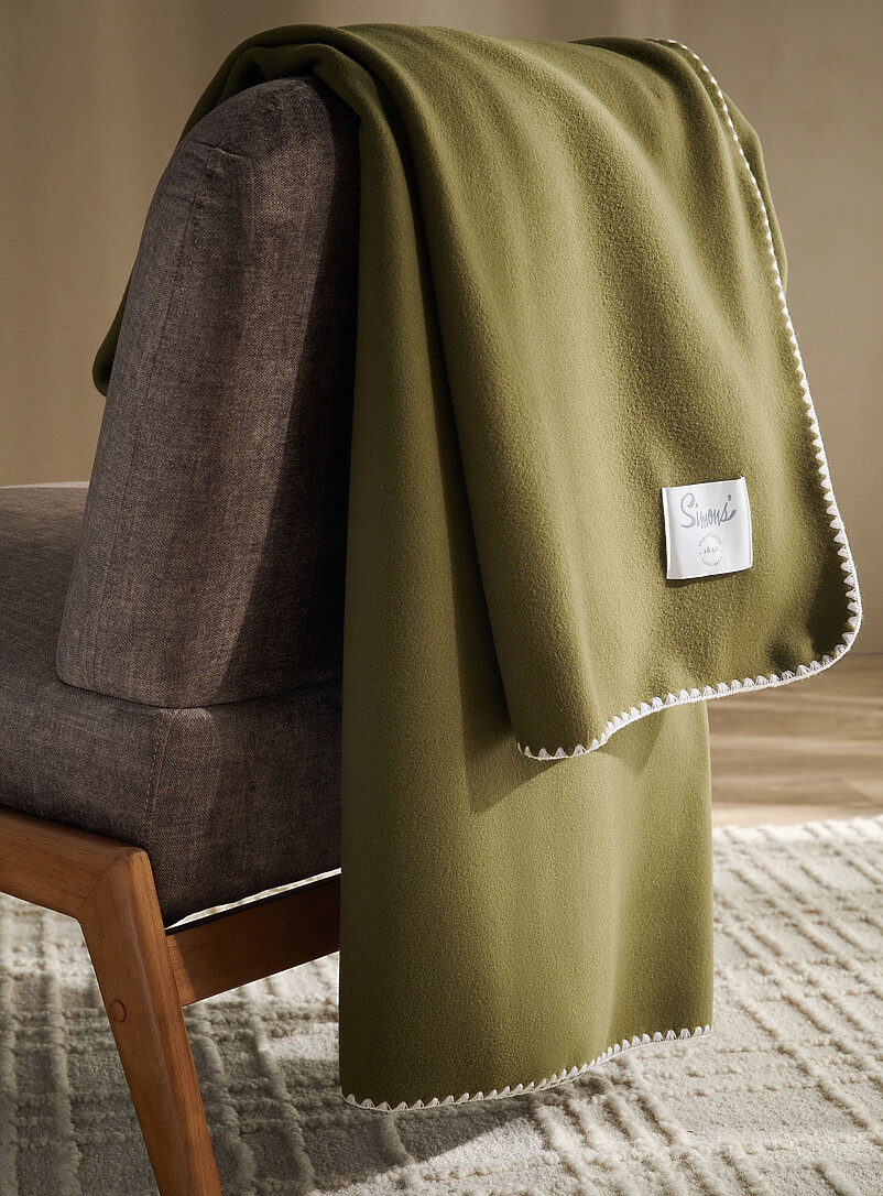 Contrasting Trim Polar Fleece Throw 130 X 180 Cm