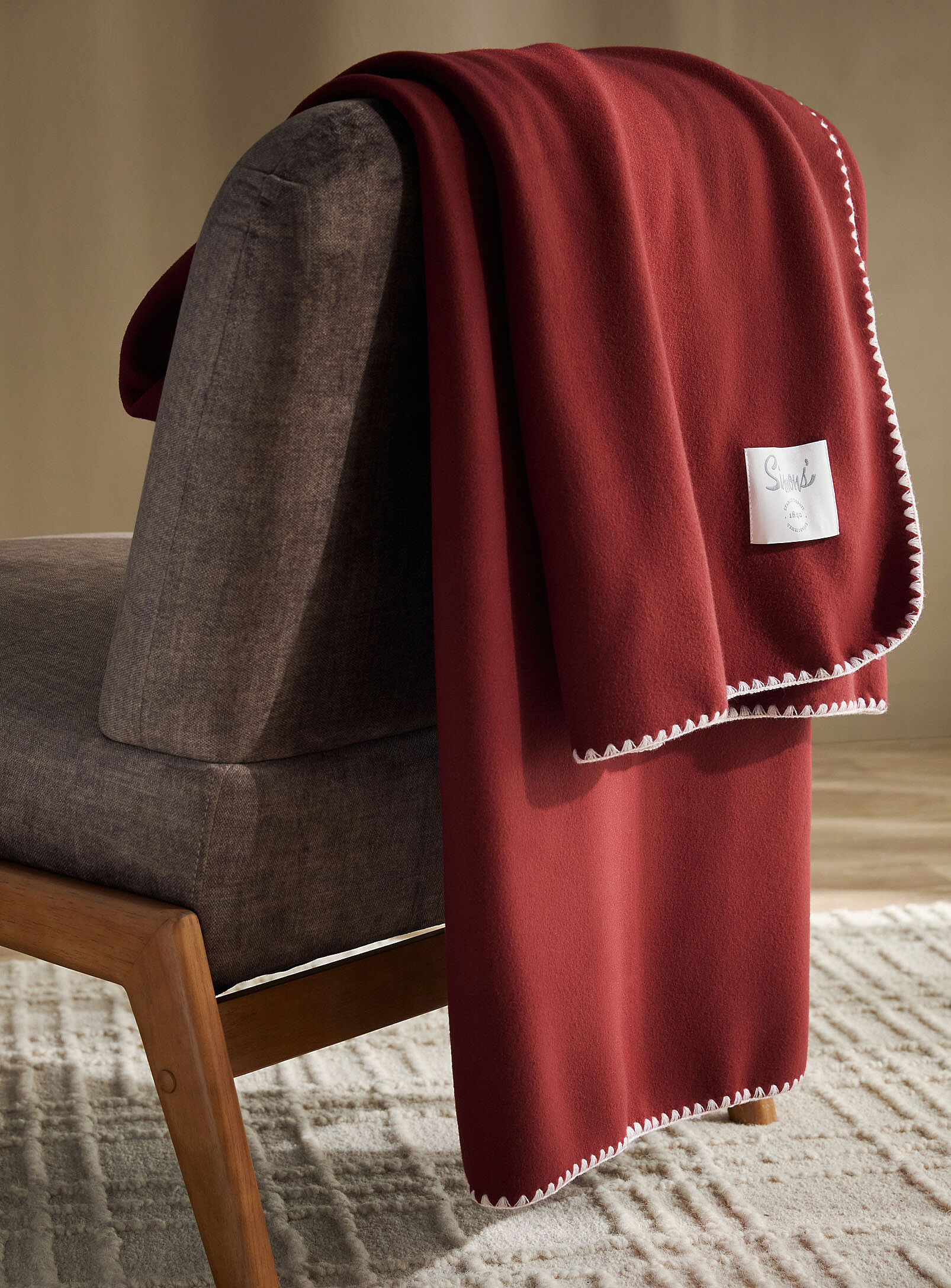 Contrasting trim polar fleece throw<br>130 x 180 cm