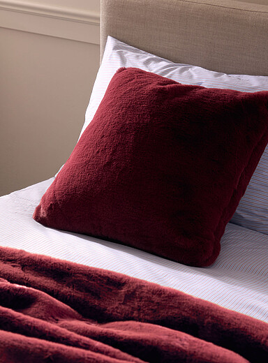 Le coussin d&eacute;houssable fausse fourrure 50 x 50 cm