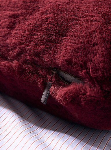 Le coussin d&eacute;houssable fausse fourrure 50 x 50 cm