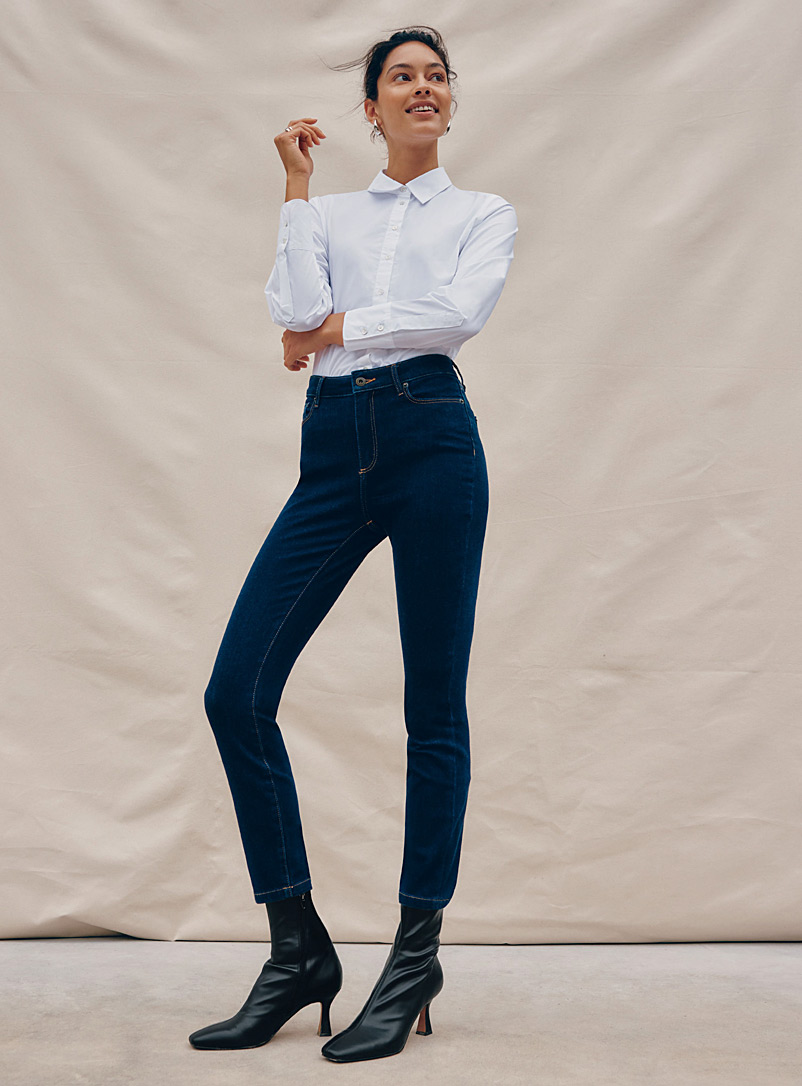 Contemporaine: Le jean extensible ajusté indigo Bleu foncé pour femme