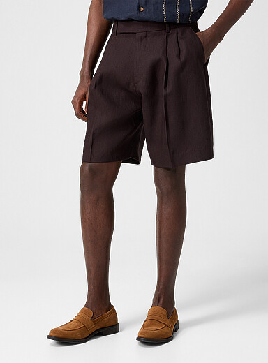 Plum-coloured pleated pure linen short
