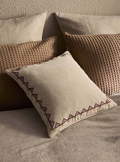 Le coussin d&eacute;houssable ivoire motifs brod&eacute;s 45 x 45 cm