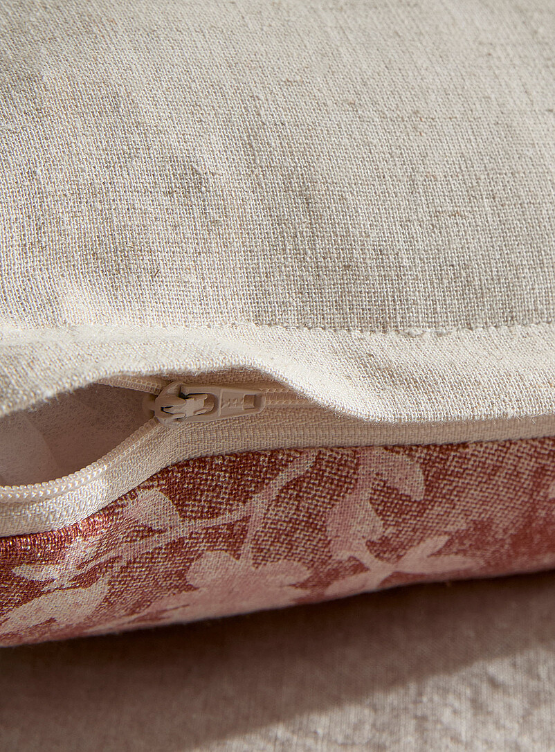Simons Maison: Le coussin d&eacute;houssable fleurs au pochoir touche de lin 35 x 50 cm Brun &agrave; motifs