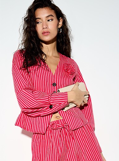 La blouse cintr&eacute;e col V fleur 3D popeline