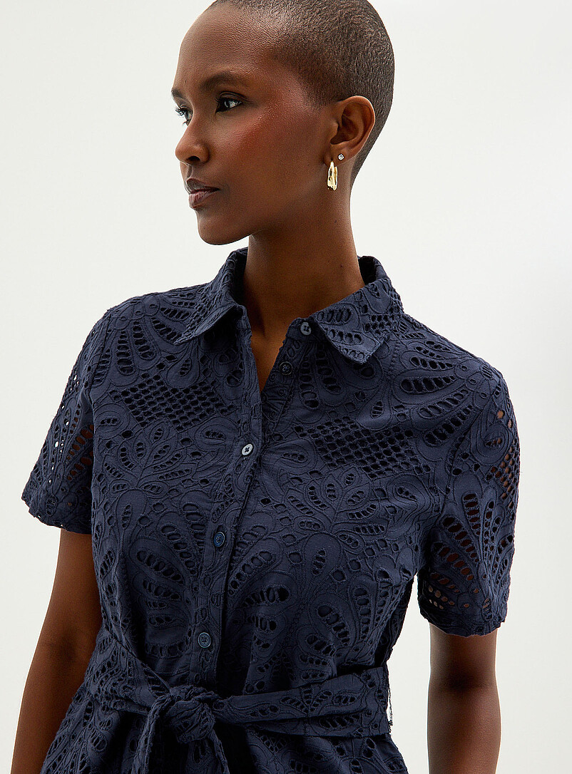 Contemporaine: La robe chemise mdi broderie anglaise Blanc cass&eacute; pour femme