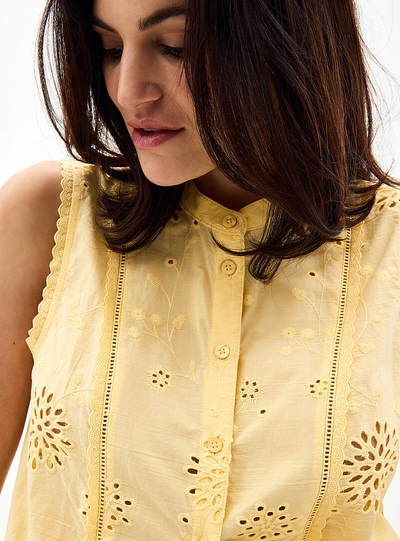 Contemporaine: La chemise sans manches broderie anglaise Jaune dor&eacute; pour femme