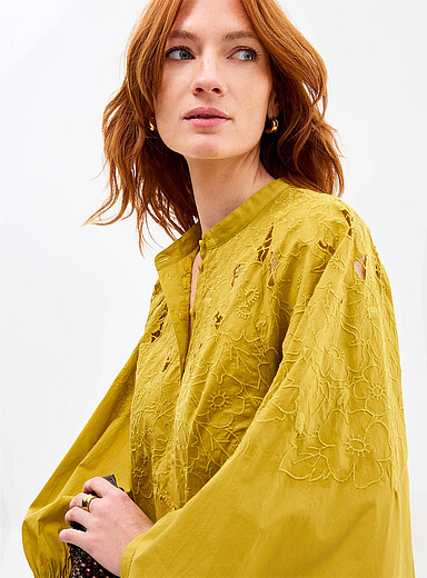 La blouse col officier broderie Richelieu