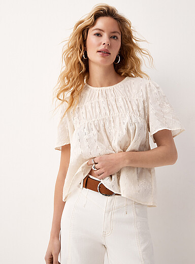 Floral embroidery puff-sleeve blouse