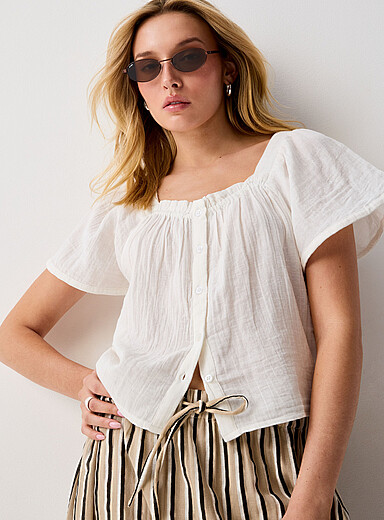 La blouse &eacute;court&eacute;e col carr&eacute; gaze pur coton