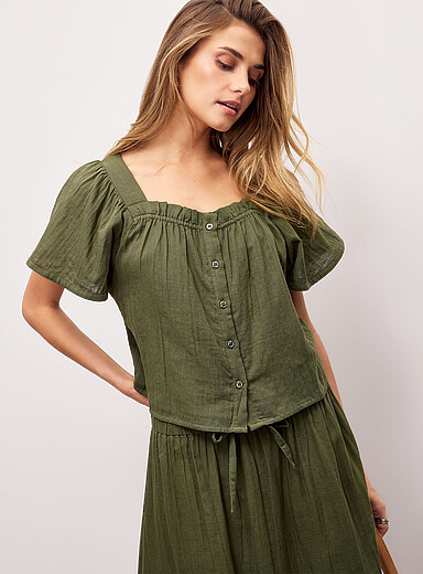 La blouse &eacute;court&eacute;e col carr&eacute; gaze pur coton