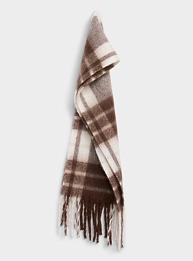 L'&eacute;charpe tricot filamenteux &agrave; carreaux neutres