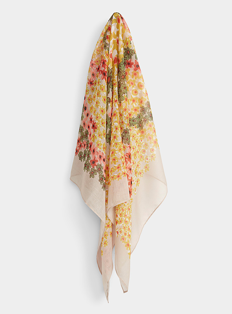 ICHI: Le foulard léger champ de fleurs Brun à motifs pour femme