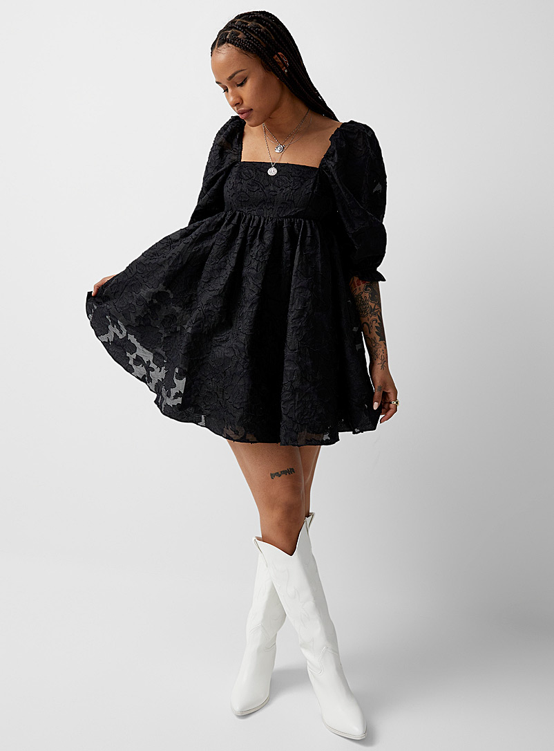 Twik: La robe badydoll fleurs brodées Noir pour femme