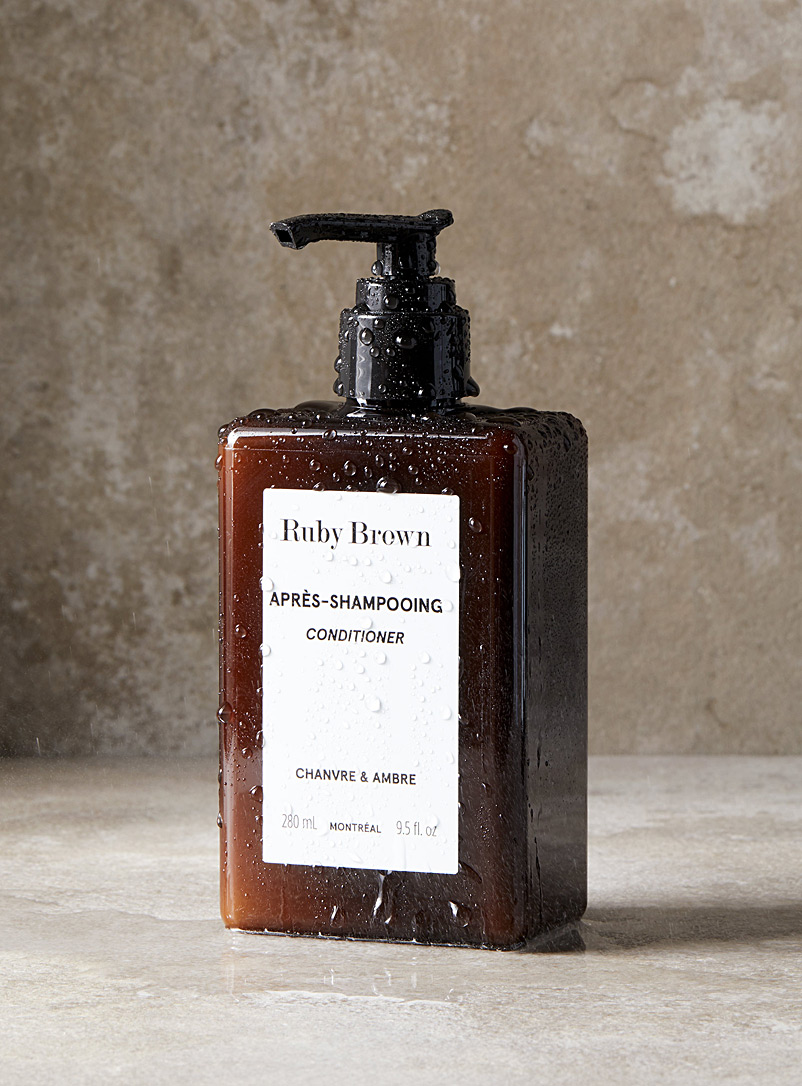 Ruby Brown: L'après-shampoing revitalisant chanvre et ambre Blanc pour homme