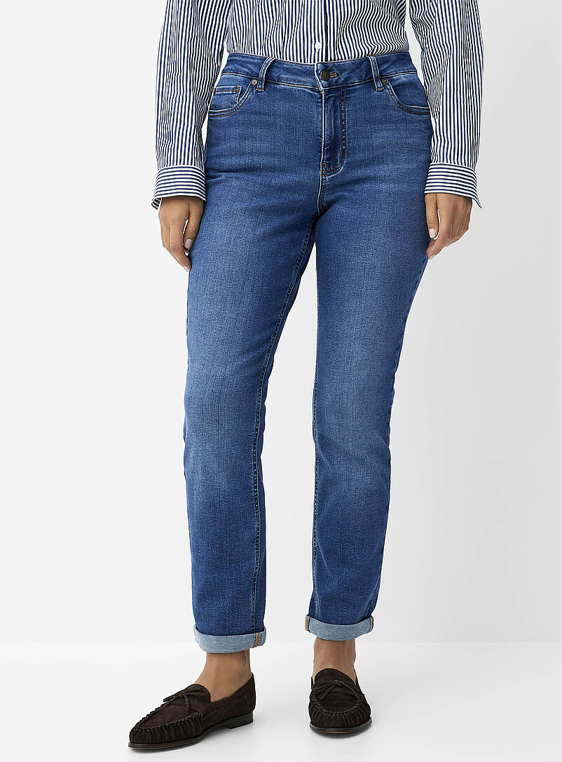 Contemporaine: Le jean d&eacute;lav&eacute; tr&egrave;s extensible <b>Coupe : boyfriend, taille r&eacute;guli&egrave;re</b> Bleu pour femme