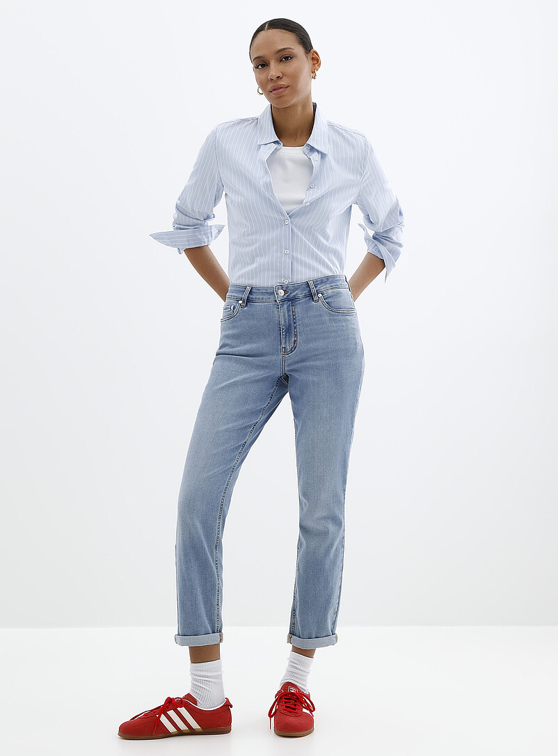Contemporaine: Le jean d&eacute;lav&eacute; tr&egrave;s extensible <b>Coupe : boyfriend, taille r&eacute;guli&egrave;re</b> Bleu pour femme