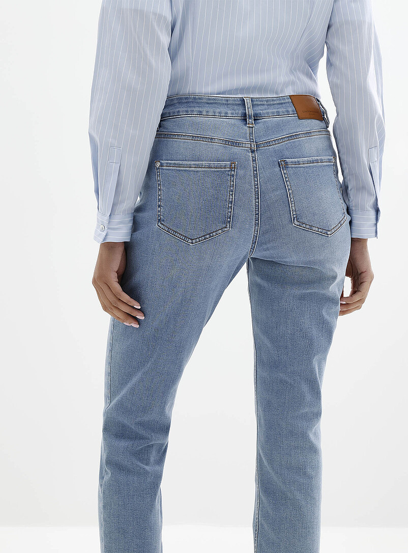 Contemporaine: Le jean d&eacute;lav&eacute; tr&egrave;s extensible <b>Coupe : boyfriend, taille r&eacute;guli&egrave;re</b> Bleu pour femme
