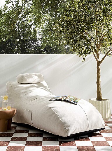 Structured outdoor lounge chair