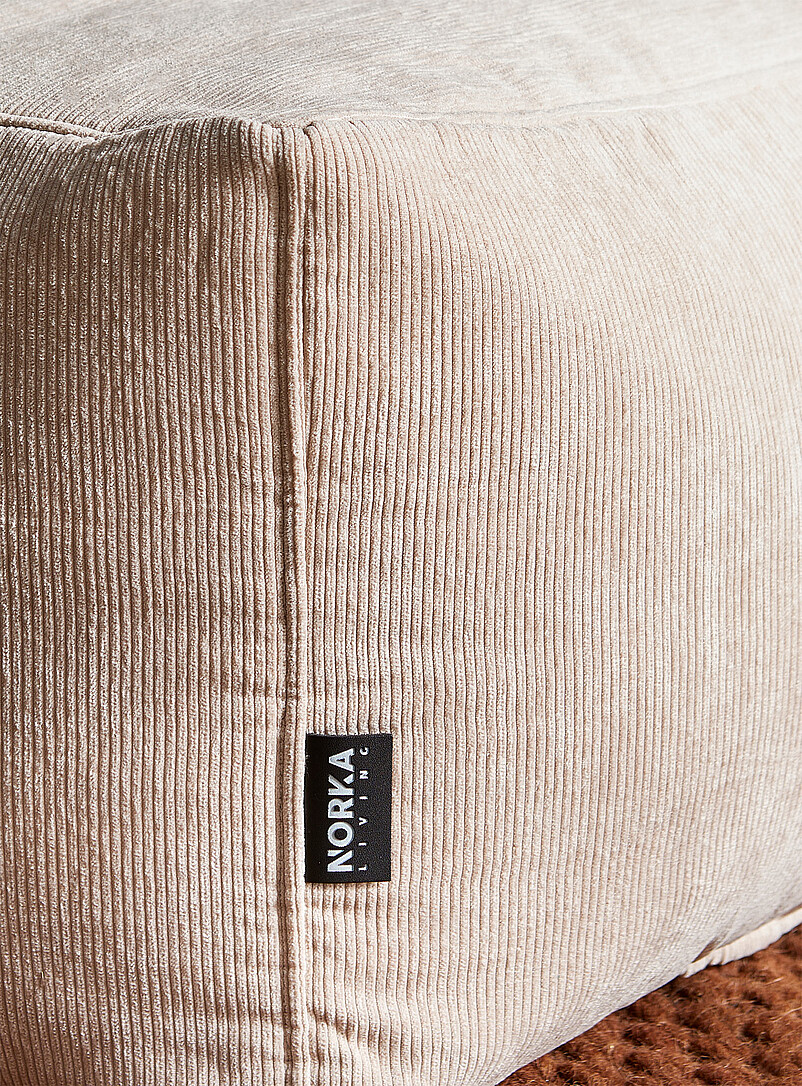 Norka Living: Le pouf carr&eacute; surdimensionn&eacute; velours c&ocirc;tel&eacute; Blanc cass&eacute;
