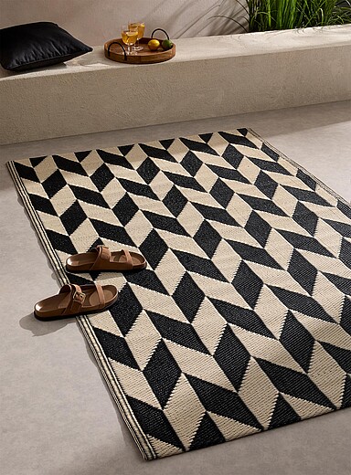 Le tapis d'ext&eacute;rieur chevrons g&eacute;om&eacute;triques 120 x 180 cm <b>Collection exclusive Vivre dehors</b>