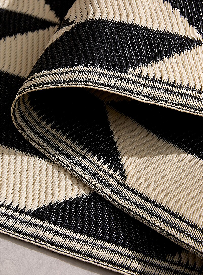 Simons Maison: Le tapis d'ext&eacute;rieur chevrons g&eacute;om&eacute;triques 120 x 180 cm <b>Collection exclusive Vivre dehors</b> Blanc et noir