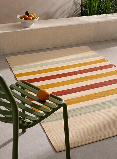 Le tapis d'ext&eacute;rieur larges rayures color&eacute;es 120 x 180 cm <b>Collection exclusive Vivre dehors</b>