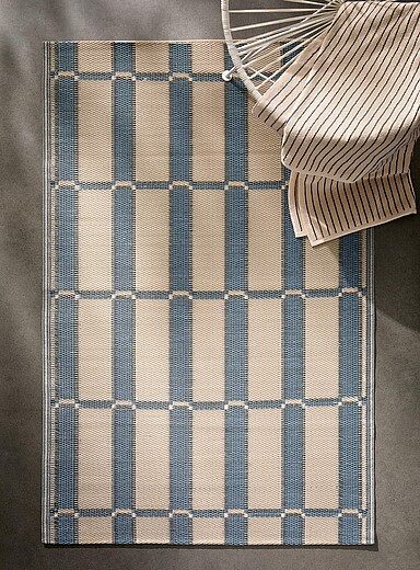 Le tapis d'ext&eacute;rieur effet carrelage bleu 120 x 180 cm <b>Collection exclusive Vivre dehors</b>