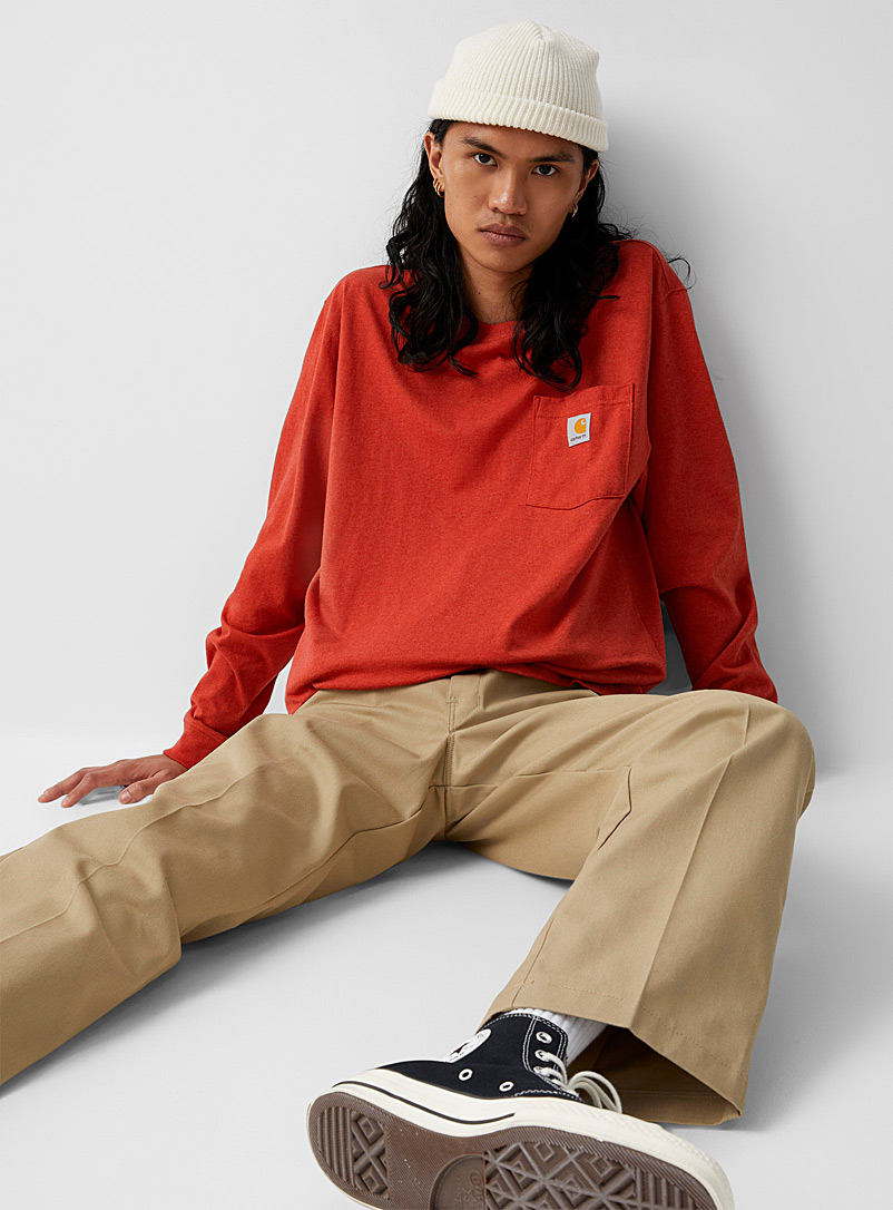 Carhartt: Le t-shirt manches longues pochette logo Bronze ambre pour homme