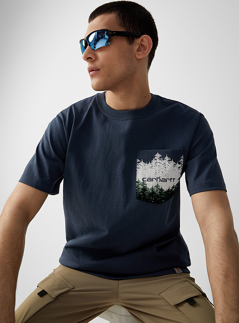 Carhartt: Le t-shirt à pochette forêt boréale Marine pour homme