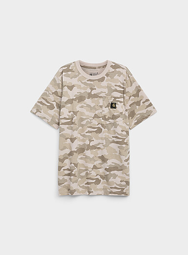 Le t-shirt &agrave; pochette camouflage sable