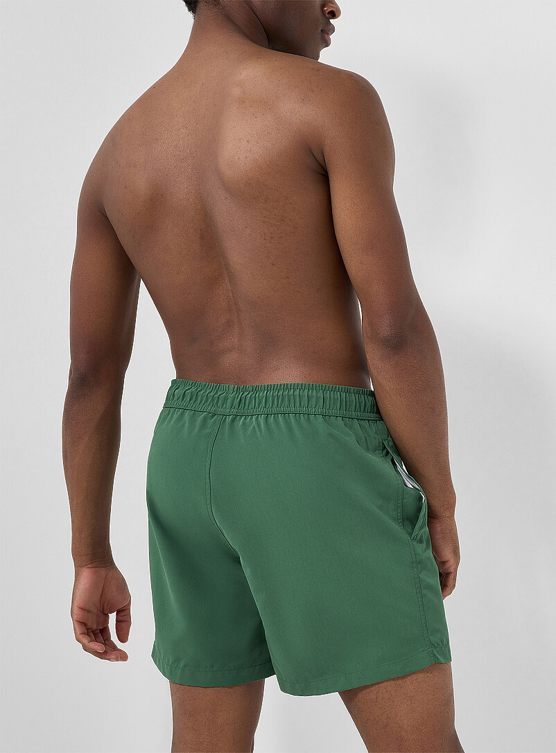 Simons: Le maillot short couleur unie Vert fonc&eacute; - Mousse pour homme