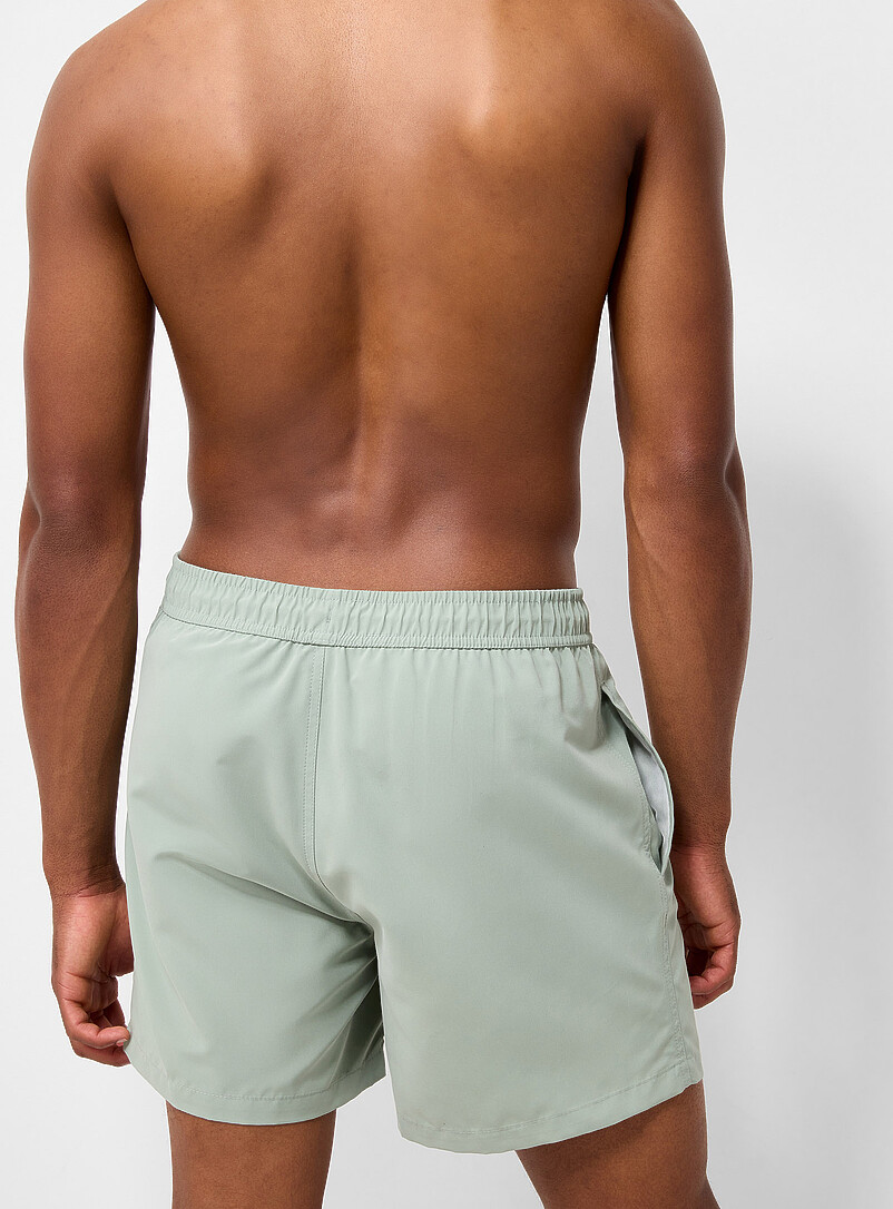 Simons: Le maillot short couleur unie Vert fonc&eacute; - Mousse pour homme