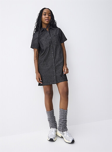 Twik: La robe chemise denim poches plaqu&eacute;es Charbon pour femme