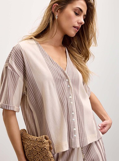 Ic&ocirc;ne Patterned Blue Piqu&eacute; knit V-neck boxy-fit blouse for women