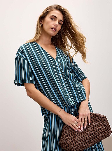La blouse carr&eacute;e col V tricot piqu&eacute;