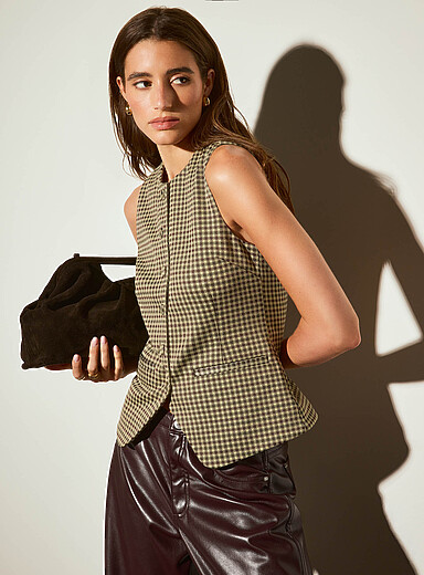 Le gilet allong&eacute; boutons recouverts tricot dense