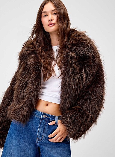 Twik: La veste courte fausse fourrure longue Brun noisette pour femme