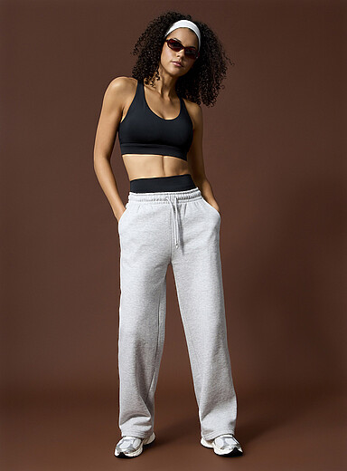 Double-strap V-neck sports bra Medium-impact support