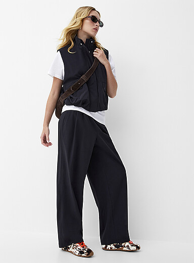 Le pantalon nylon &agrave; plis taille &eacute;lastique