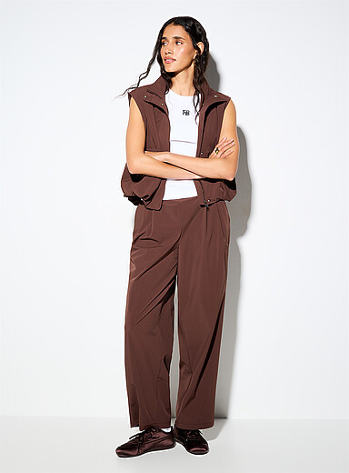 Elastic waist pleated nylon pant