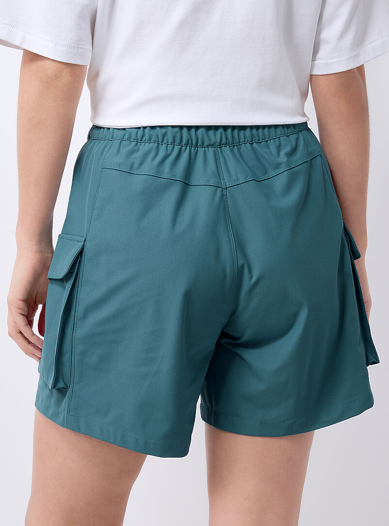 I.FIV5 Black Semi-elastic waist cargo short 6" length for women