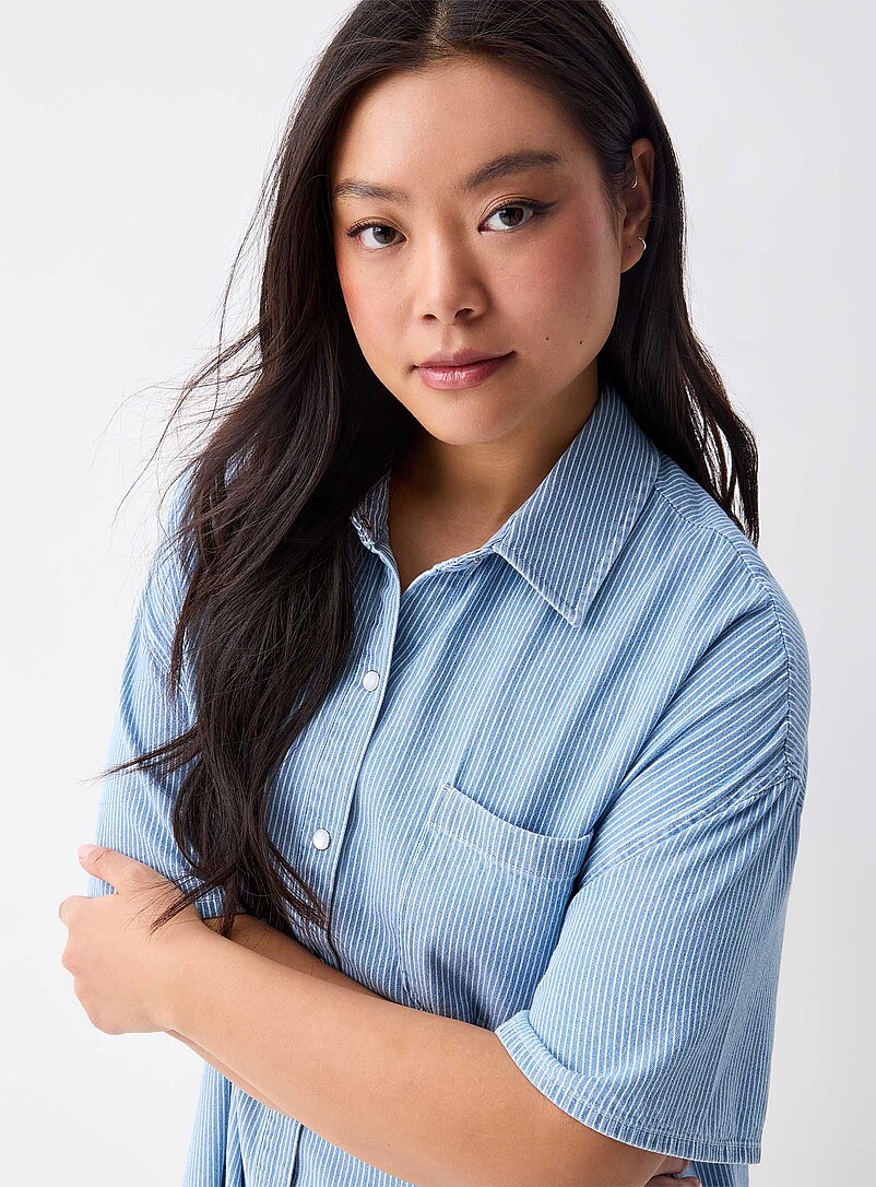 Twik: La robe chemise denim manches courtes Lav&eacute; clair pour femme