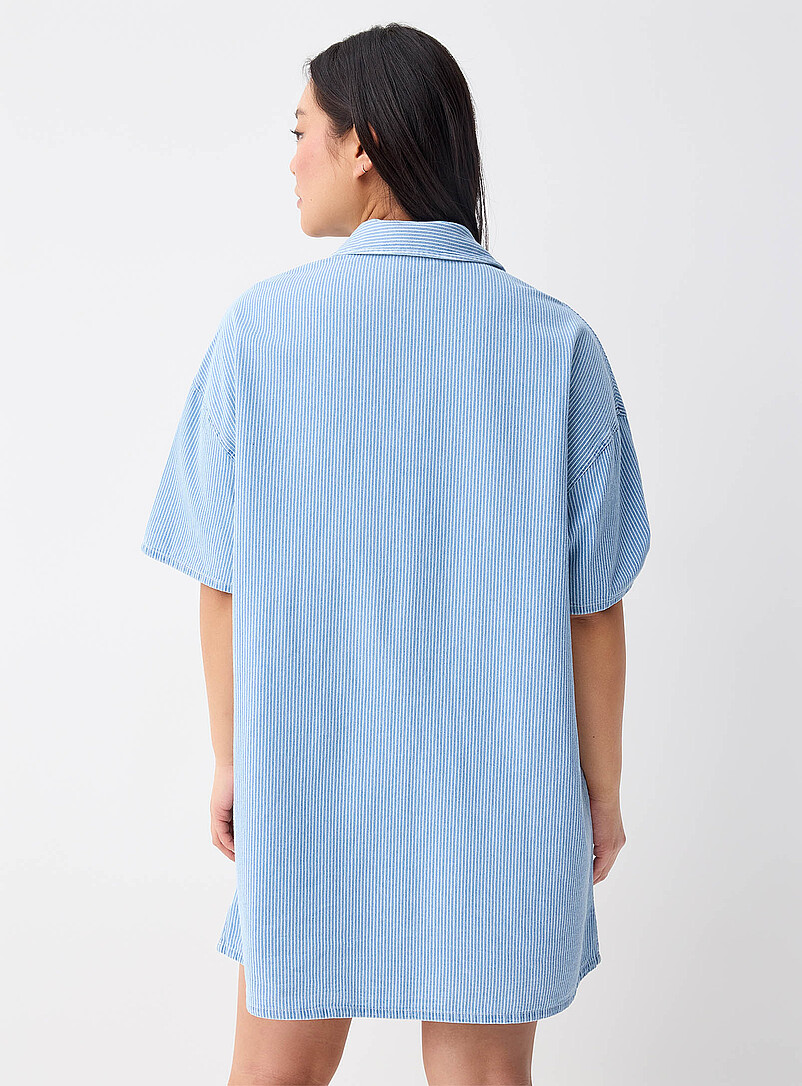 Twik: La robe chemise denim manches courtes Lav&eacute; clair pour femme
