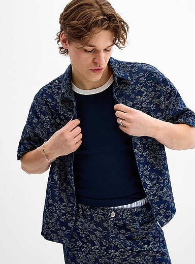 La chemise en jean jacquard fleuri