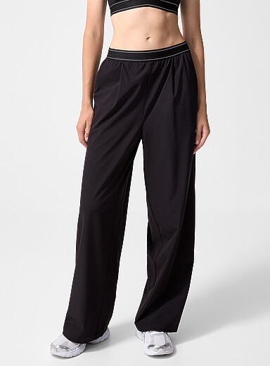 Stretch weave pleated wide-leg pant